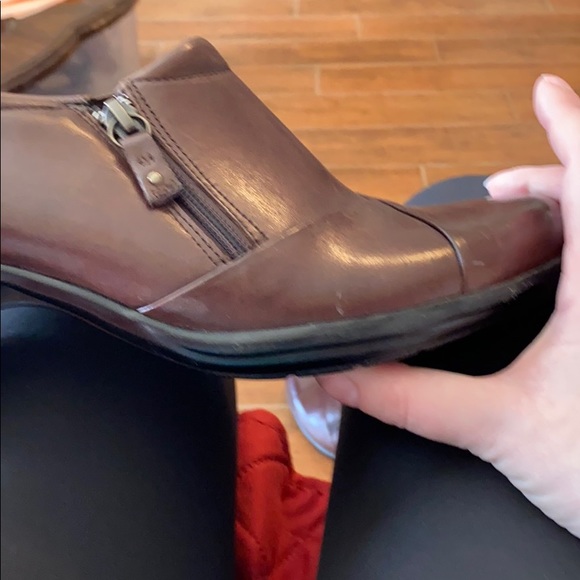 Brown clarks clog style bootie w/ zipper size 9.5 - Picture 6 of 10